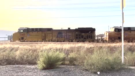 cruce de tren a través de tierras de cultivo hd