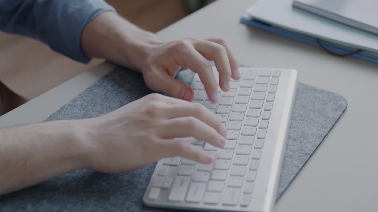 persona escribiendo en un teclado