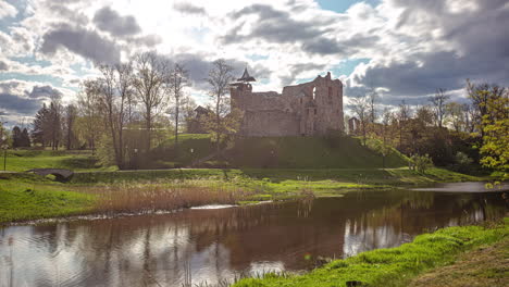 ruina del castillo dobele a orillas del río bērze en letonia