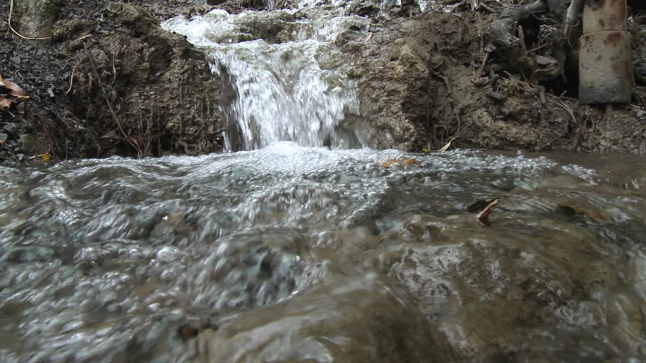 오하이오 캘리포니아 위의 로스 파드레스 국유림에 있는 작은 폭포의 가까운 관점