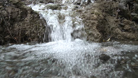 Punto-De-Vista-Cerca-De-Una-Pequeña-Cascada-En-El-Bosque-Nacional-De-Los-Padres-Encima-De-Ojai-California