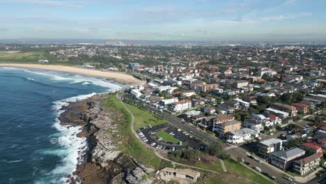 estática aérea sobre la playa de maroubra, vivienda residencial suburbana con parque y calles en sydney, nsw, australia