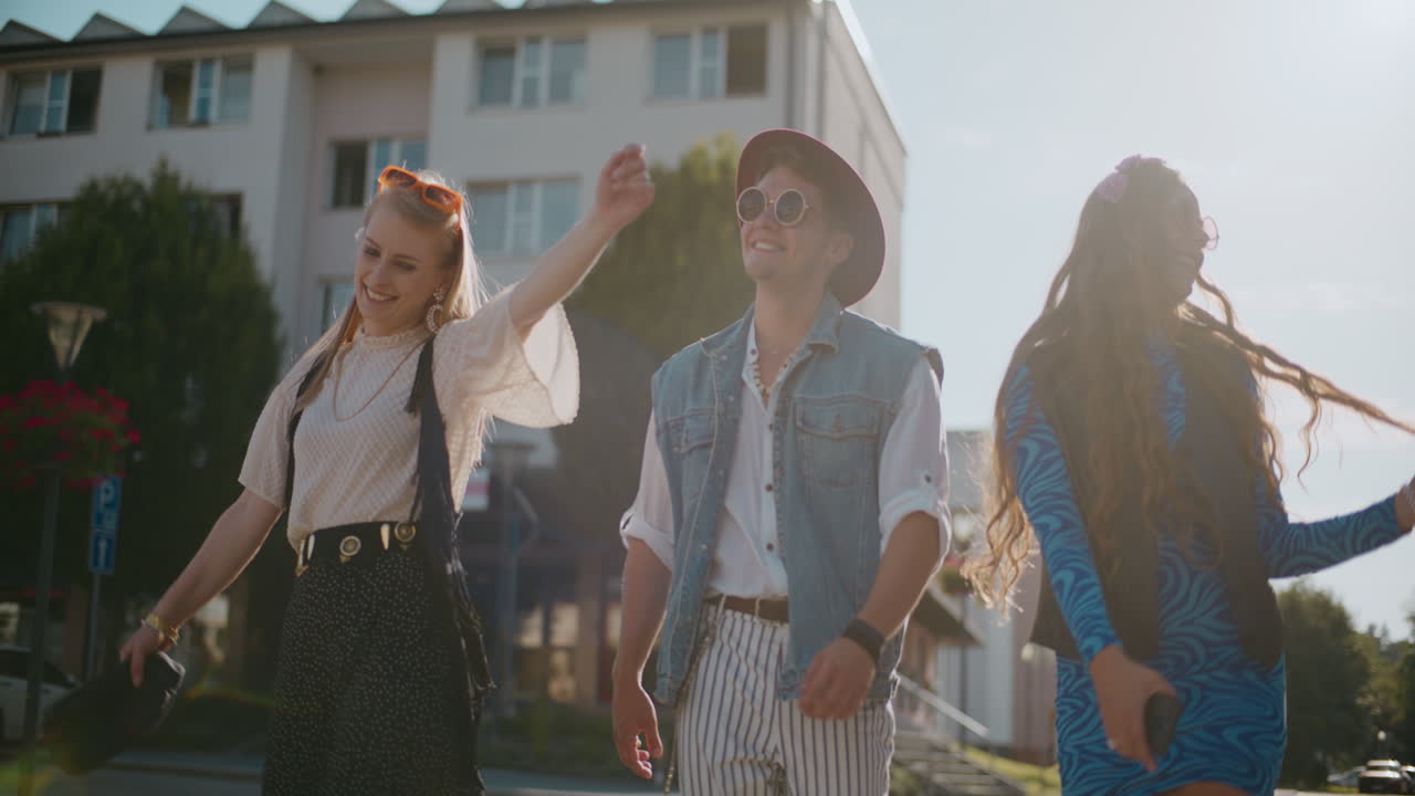 산책 을 즐기는 친구 들 의 그룹