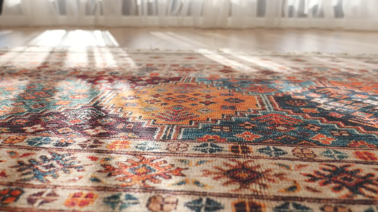 Primo piano di un tappeto a motivi colorati con raggi di sole