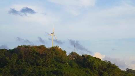 turbina eólica en la cima de una colina