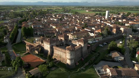 Castillo-De-Soncino---Fortaleza-Militar-En-Soncino,-Norte-De-Italia---Retroceso-Aéreo