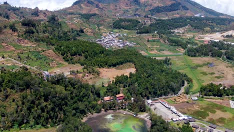 dolly aéreo revelando el colorido lago warna en la meseta de dieng, java, indonesia