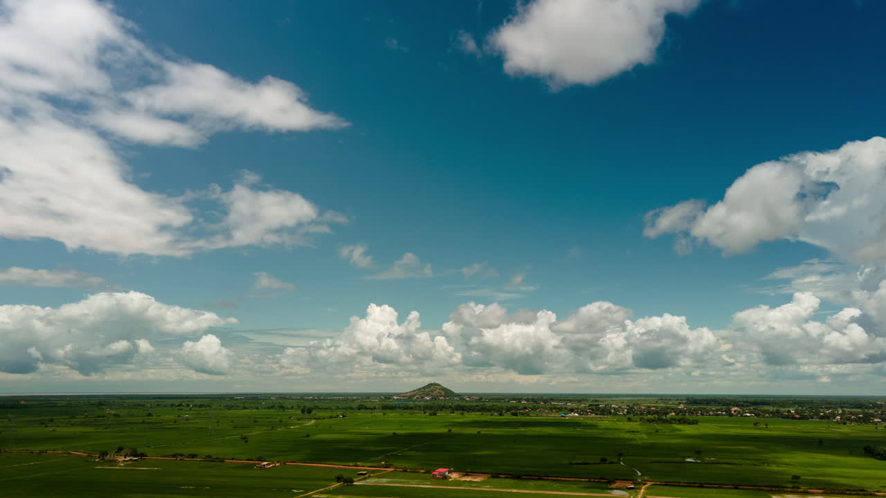 아시아 평평 한 땅 의  ⁇   ⁇  위 에 생생 한 파란색 스카이 라인 을 가진 몬순 계절 의 시작 에 나타나는 구름 형성