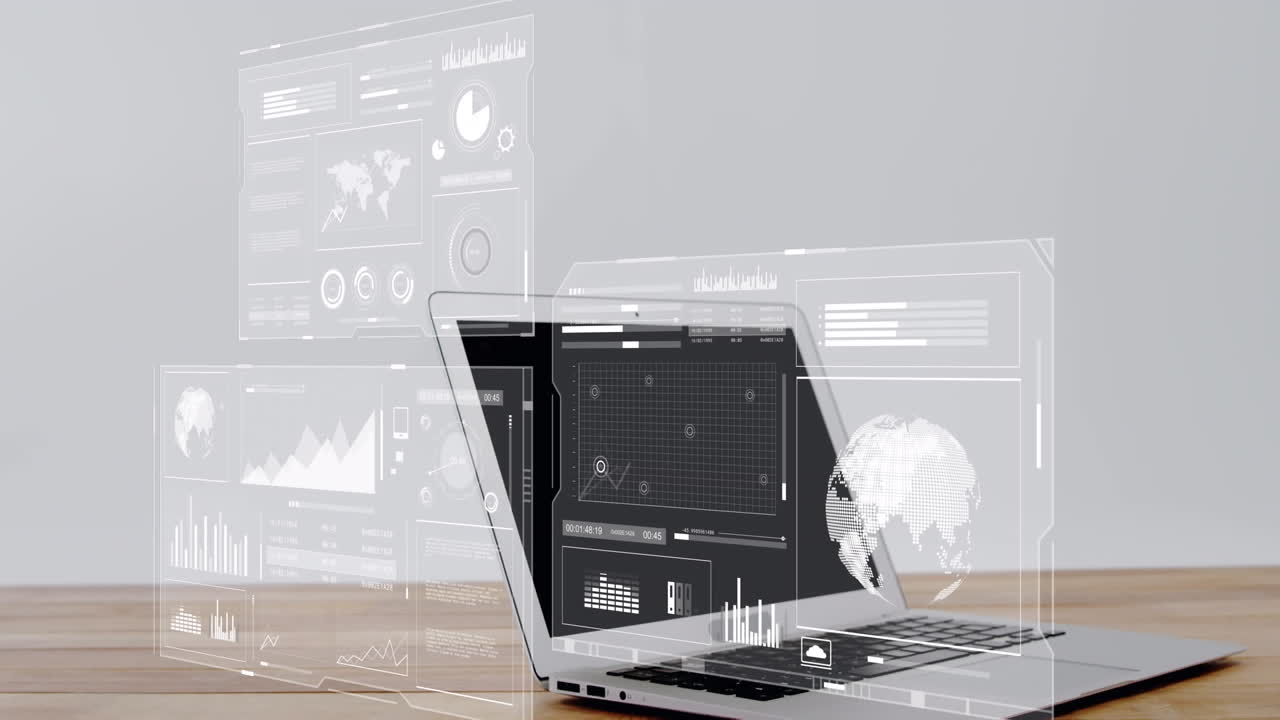 animación de interfaces con procesamiento de datos contra el portátil en superficie de madera.