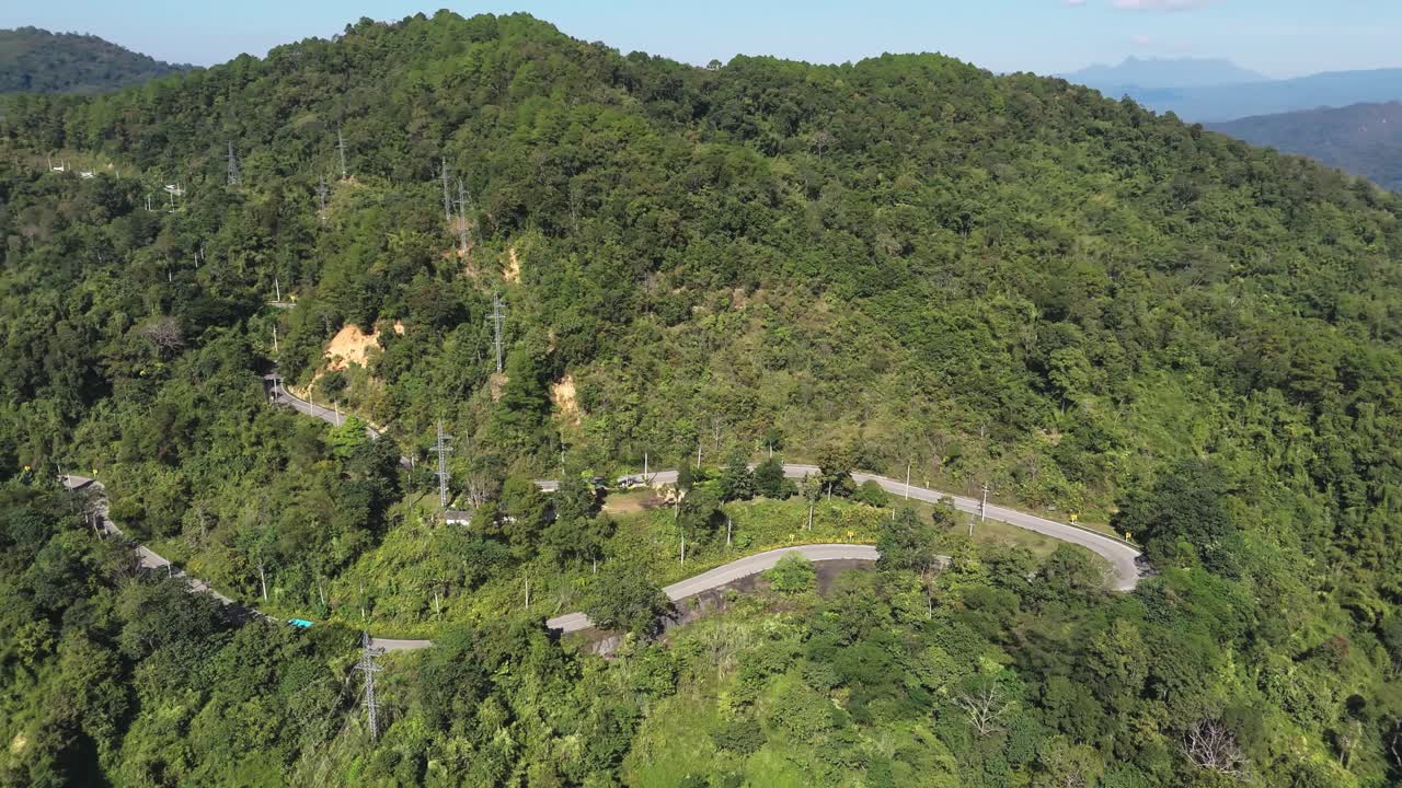 Pegunungan hijau, jalan berliku, pemandangan drone, Thailand.