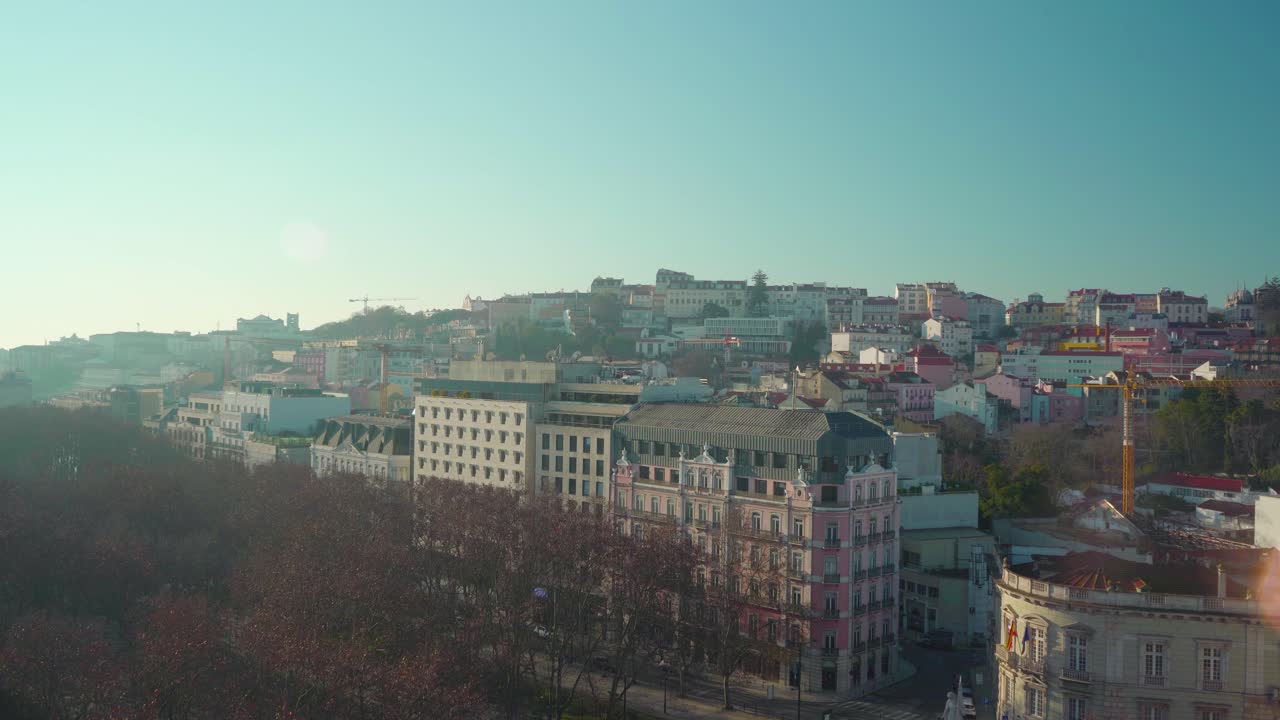 azotea de la ciudad de lisboa por la mañana bajo el cielo azul sobre los árboles 4k