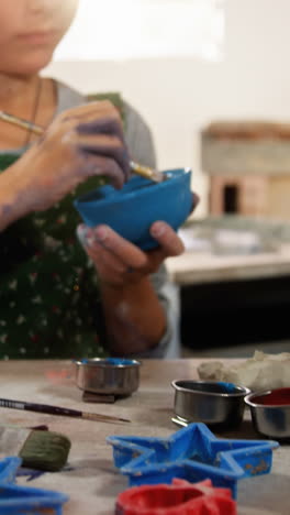 chica pintando un cuenco