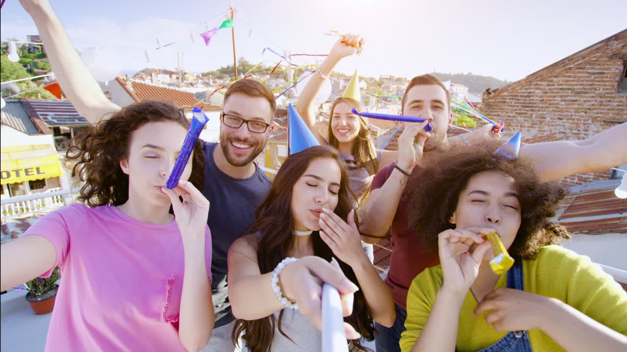 celebración de cumpleaños en el techo amigos