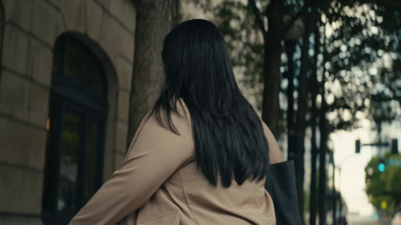 도시에서 고 있는 사업가