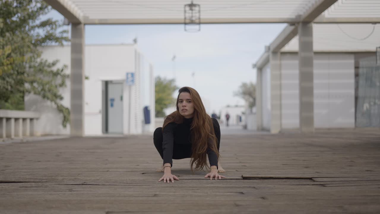 mujer en postura de baile contemporáneo