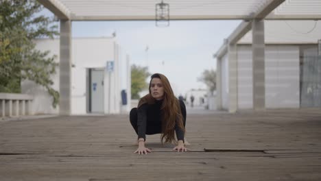 mulher em pose de dança contemporânea