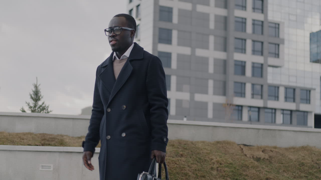 도시 를  ⁇ 고 있는 사업가