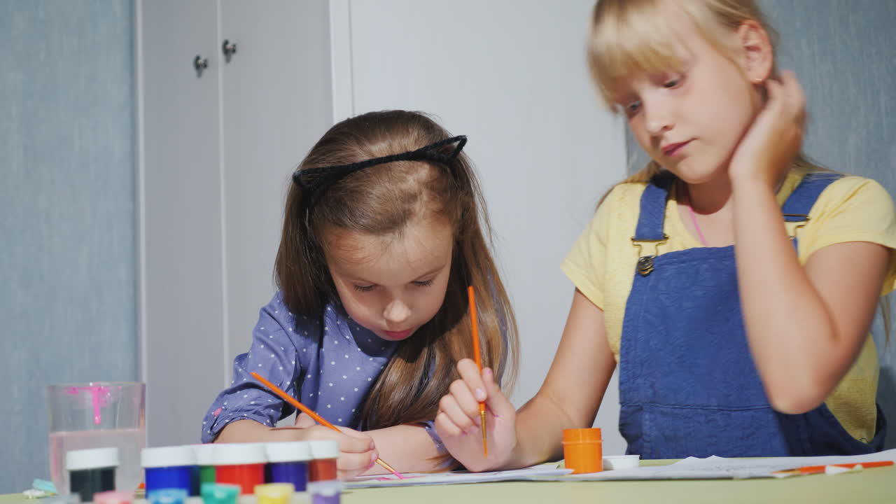 두 소녀가 수채화 4k 비디오와 함께 그림을 그립니다.