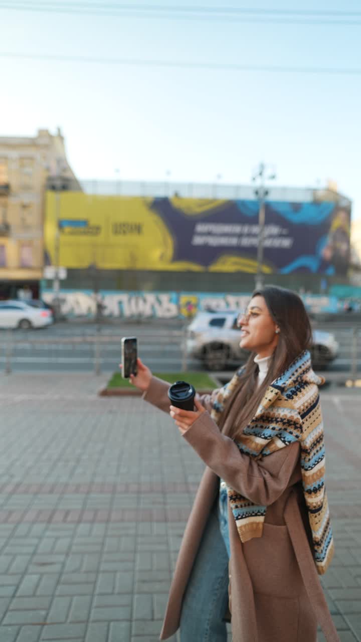 mujer tomando una selfie en la ciudad