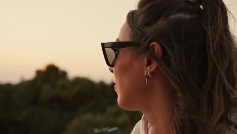 chica sonriendo mientras come dulces al aire libre en la naturaleza