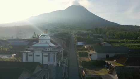 Hermosa-Campiña-Indonesia-Con-Vistas-Al-Volcán-Merapi-Por-La-Mañana