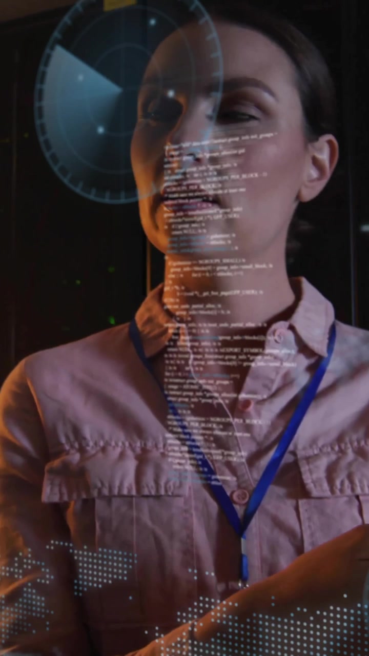 Donna che analizza proiezioni di dati digitali in un ambiente d'ufficio buio, con animazione