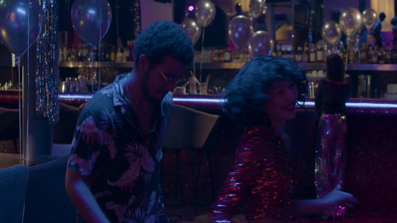 amigos bailando en una fiesta