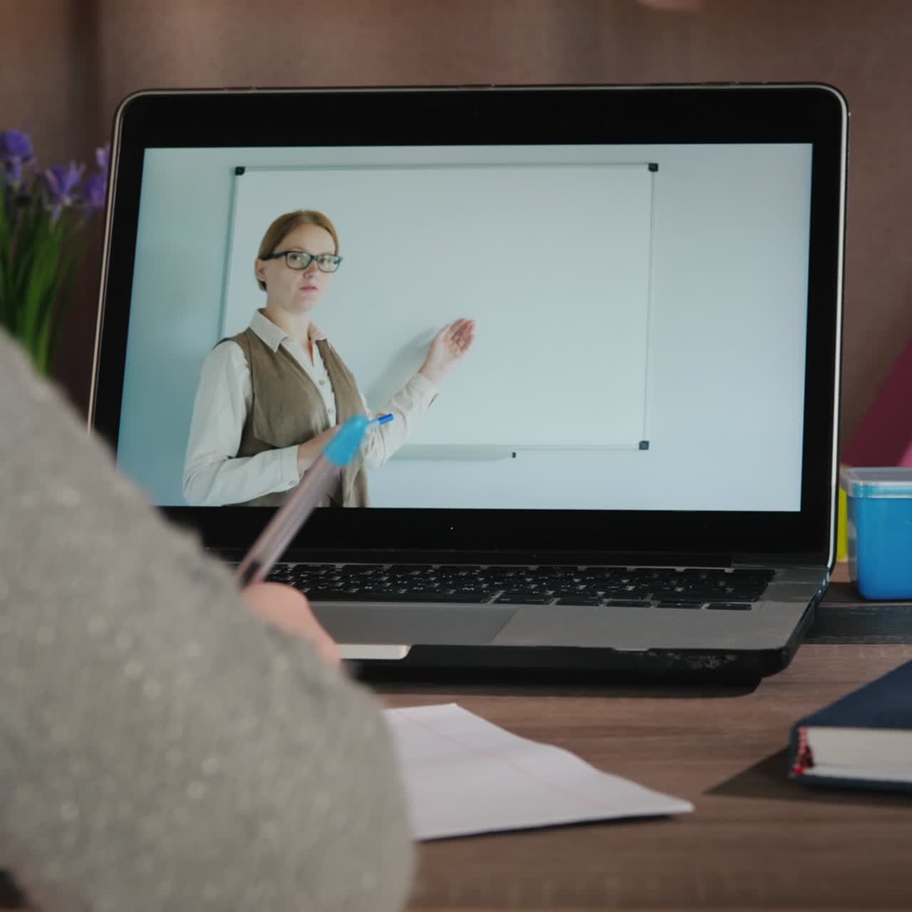 la niña aprende en casa en línea con su computadora portátil mientras su maestra da la lección en la pantalla 1