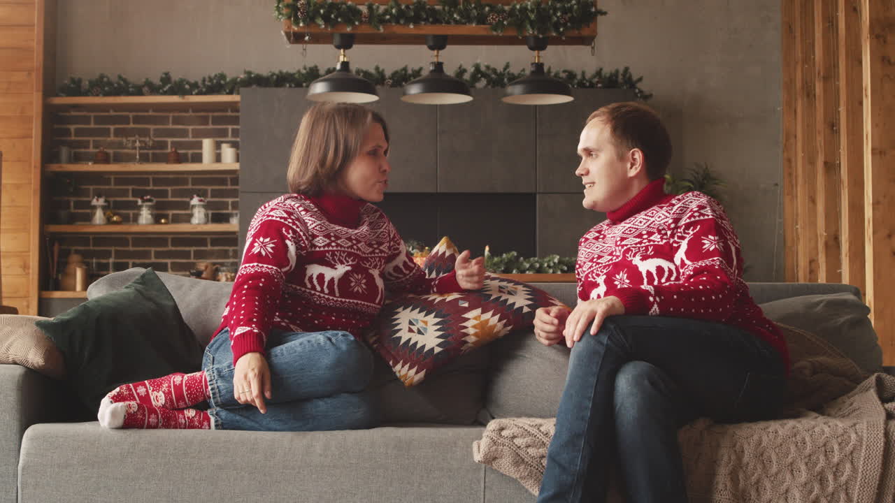 niña dando un regalo sorpresa a sus padres el día de navidad en casa 3