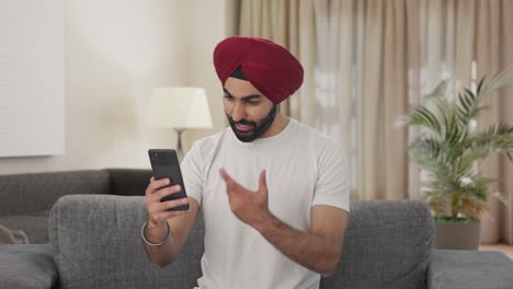 hombre indio sikh feliz hablando en video llamada