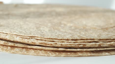 una pila de tortillas de trigo entero