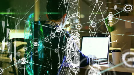 animación del procesamiento de datos financieros sobre un empresario caucásico que usa una computadora portátil