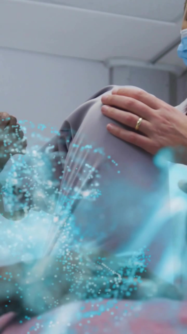 Video verticale: Medico che posiziona la mano sul ginocchio piegato del paziente, con una sovrapposizione medica blu scintillante e valuta il ginocchio.