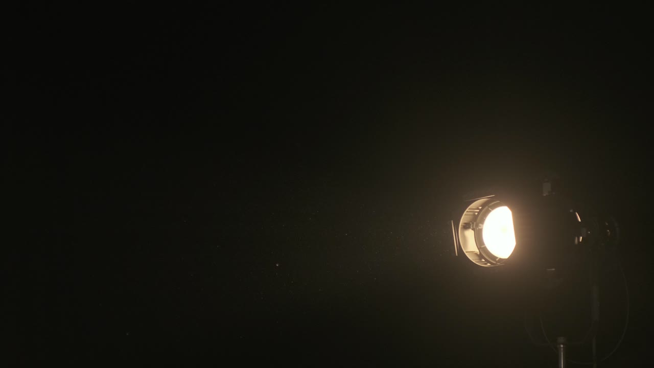 흑색 배경에 흡연과 함께 빈티지 극장 스포트라이트 배경