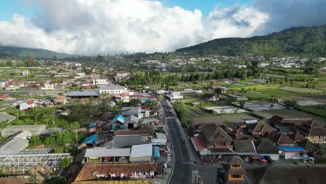 panorámica icónica vista aérea de un pueblo tropical asiático en bali, indonesia en 4k