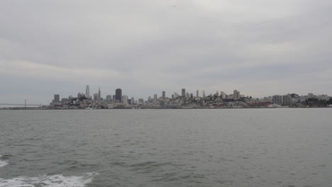 Erkunden-Sie-Die-Uferpromenade-Von-San-Francisco-Mit-Blick-Auf-Die-Stadt-Und-Die-Bay-Bridge-Auf-Einer-Sightseeing-Kreuzfahrt-In-Kalifornien,-USA