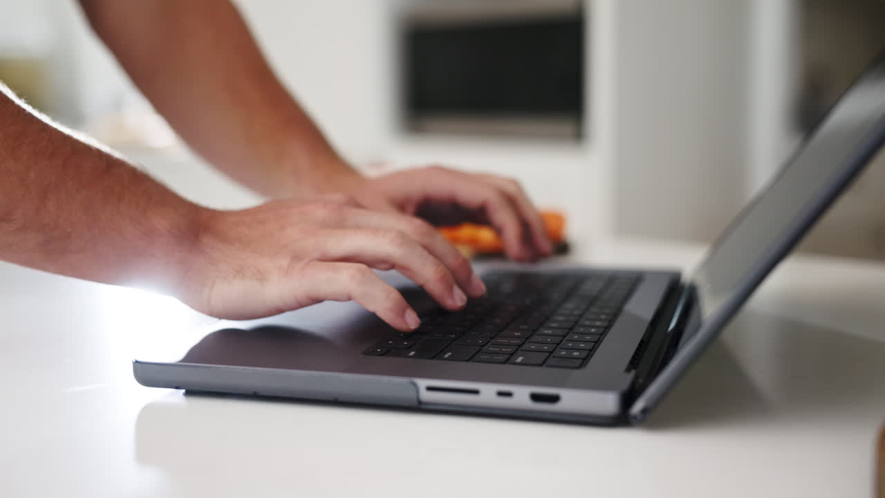 computadora portátil, planificación y manos del empresario haciendo