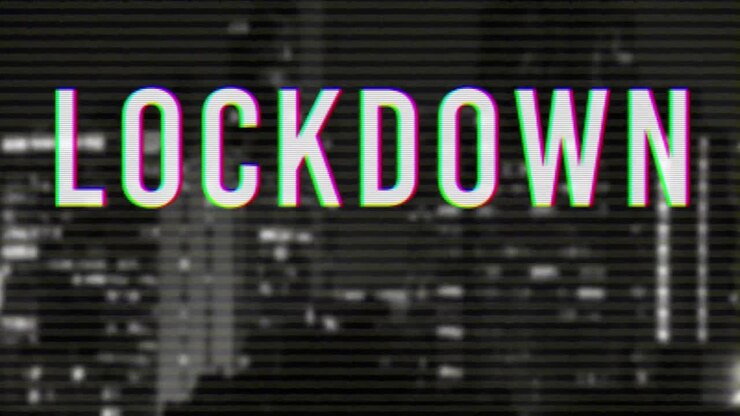 Testo Lockdown su sfondo di paesaggio urbano in secondo piano.
