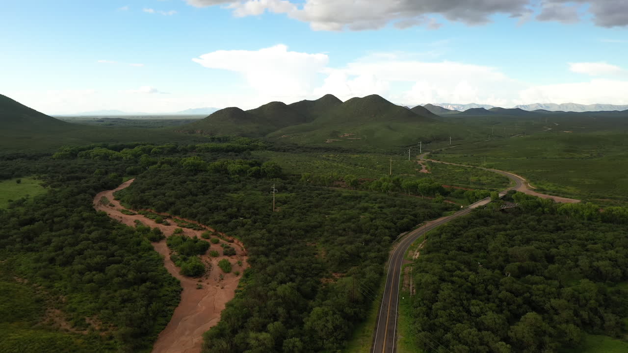 carretera sierra vista arizona a través de la reserva natural, drone hacia atrás
