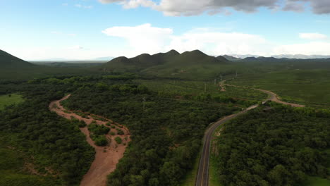 Carretera-Sierra-Vista-Arizona-A-Través-De-La-Reserva-Natural,-Drone-Hacia-Atrás