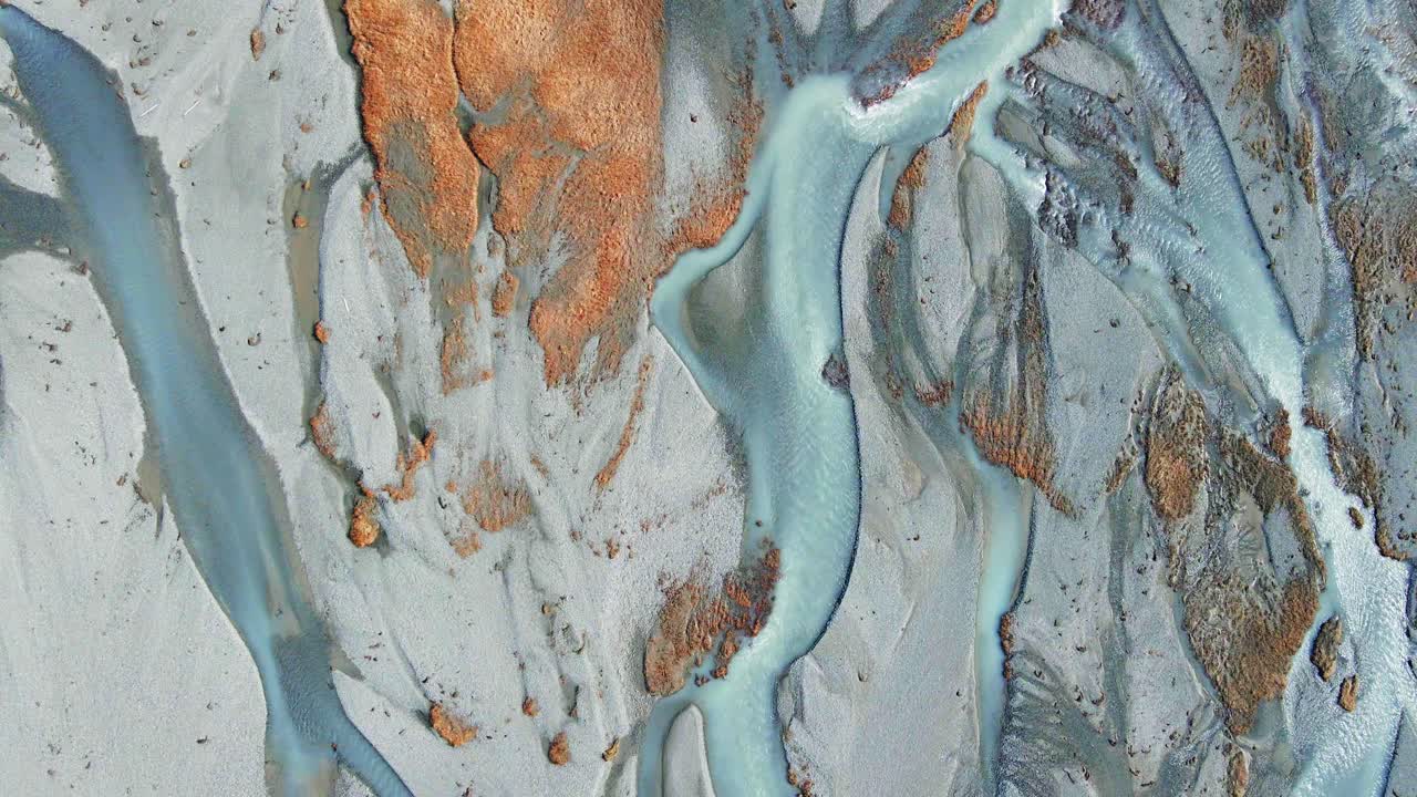 4k-6의 배경 드론 쇼에 산이 있는 아이슬란드 강과 폭포