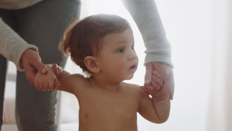 Glückliches-Baby,-Das-Laufen-Lernt.-Kleinkind-Macht-Erste-Schritte-Mit-Der-Mutter-Und-Hilft-Dem-Säugling,-Das-Kind-Zu-Hause-Zu-Unterrichten