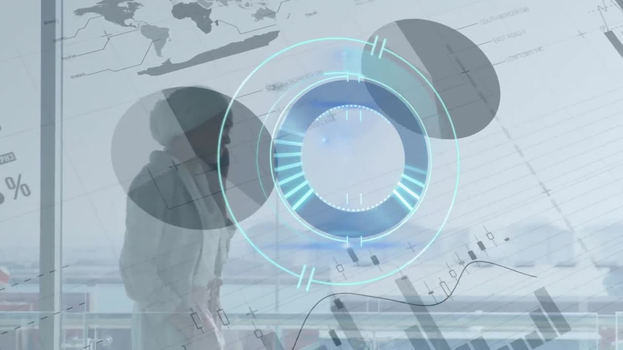 animación de escaneo de alcance sobre procesamiento de datos financieros y mujer biracial.