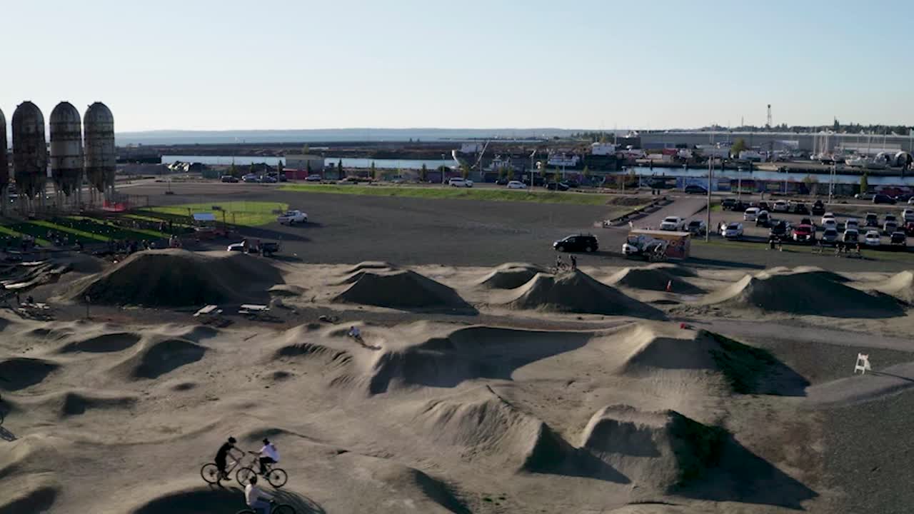 ciclistas en la pista para bicicletas en waypoint park cerca de whatcom creek en bellingham, washington