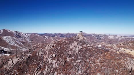 Close-up-panning-shot-of-Monjeau-Peak-in-New-Mexico-during-the-winter