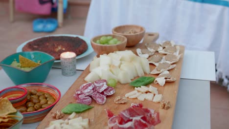 bebida tradicional de aperitivo antes de la comida con degustación de queso y carne en un tablero de fiesta