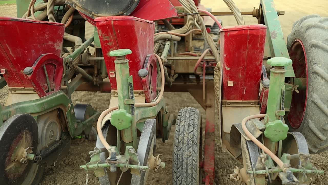 máquina hidráulica de siembra de semillas montada en un tractor rojo, cierre de equipos agrícolas para la preparación de semillas y tierras