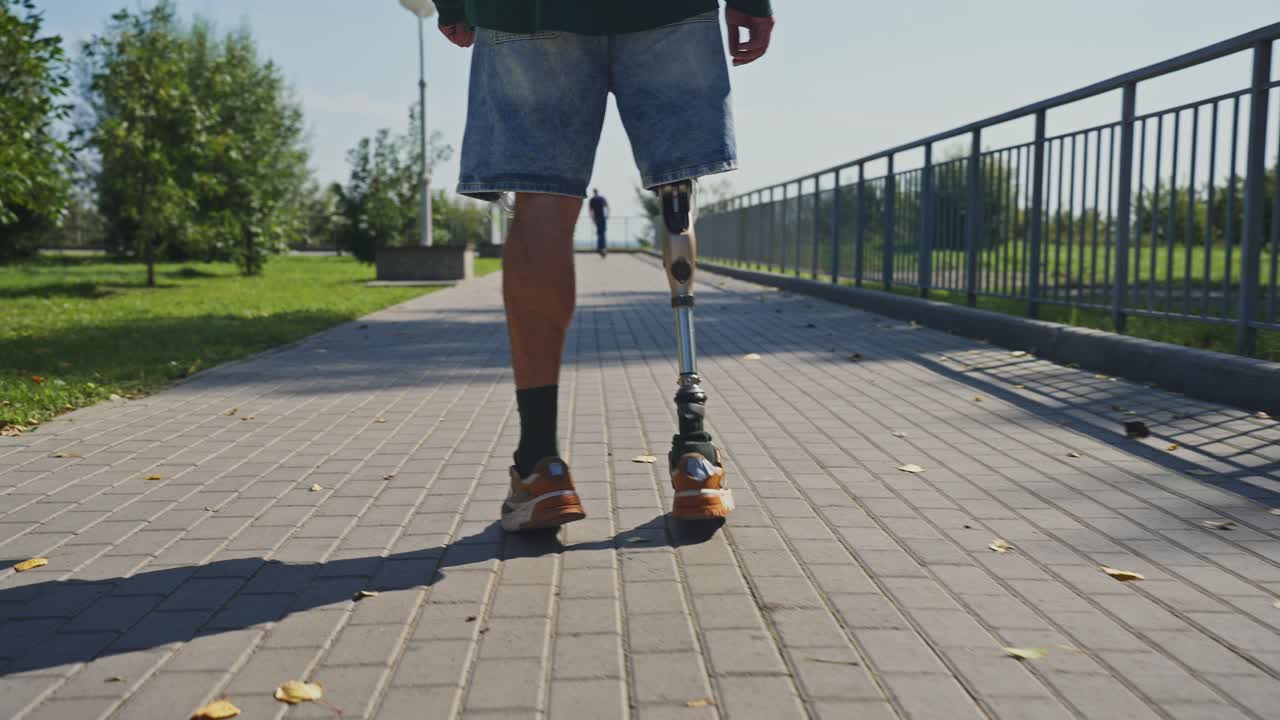 hombre con pierna protésica caminando en un parque