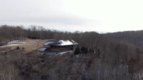 imágenes aéreas de drones orbitando a la derecha alrededor de un albergue abandonado