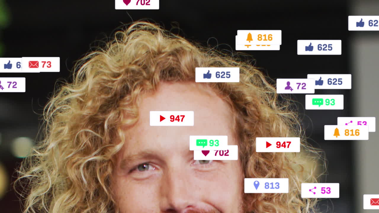 animación del procesamiento de datos de las redes sociales sobre el empresario caucásico en la oficina